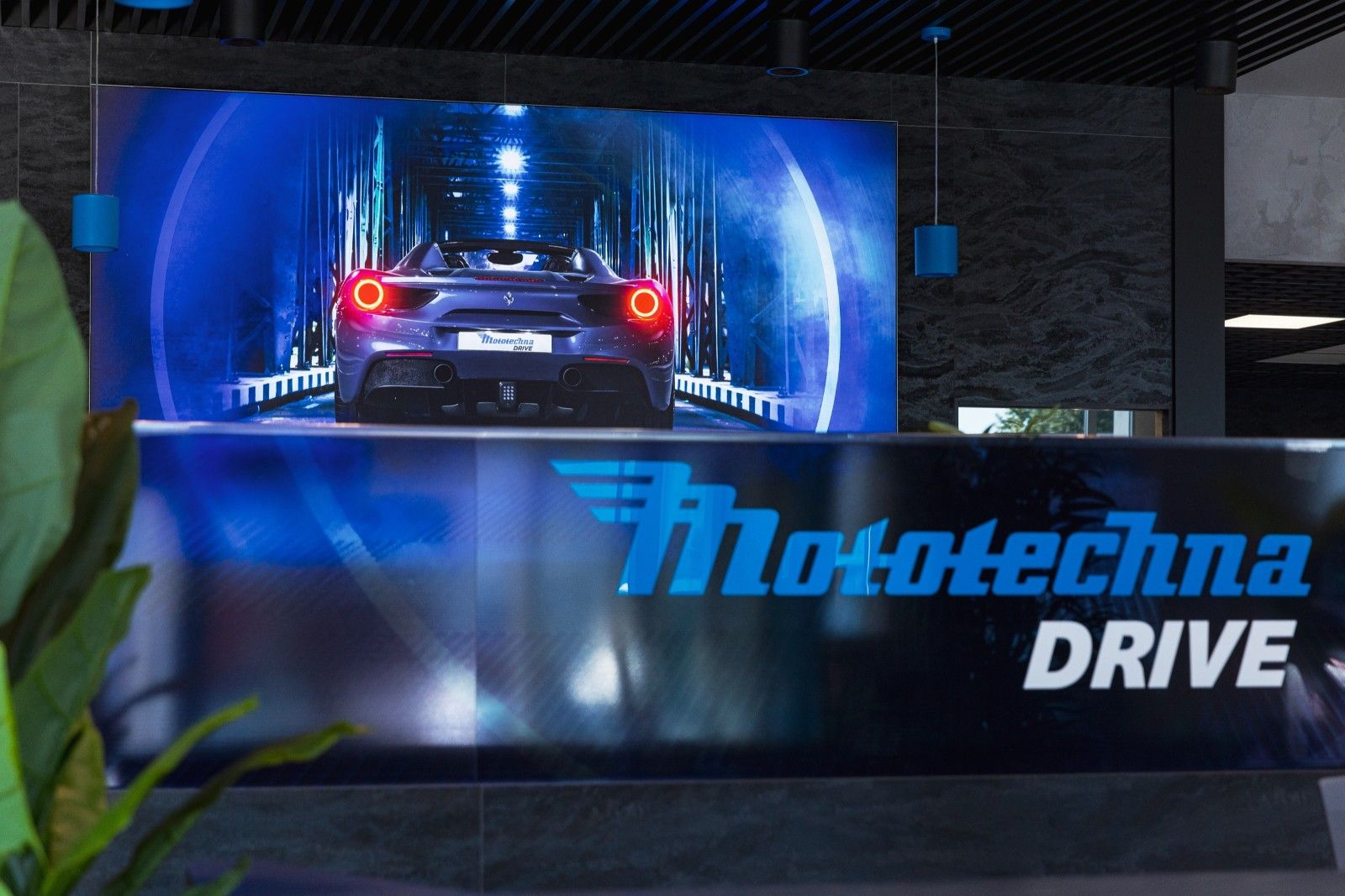 Wir haben das luxuri&ouml;se Interieur des Mototechna Drive Showrooms entworfen